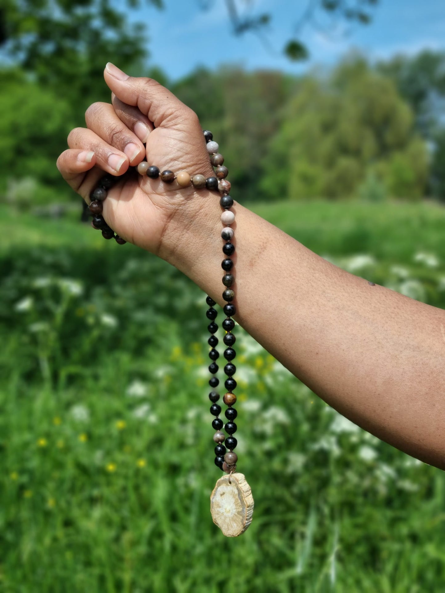 mala ketting van gouden obsidiaan en versteendhout