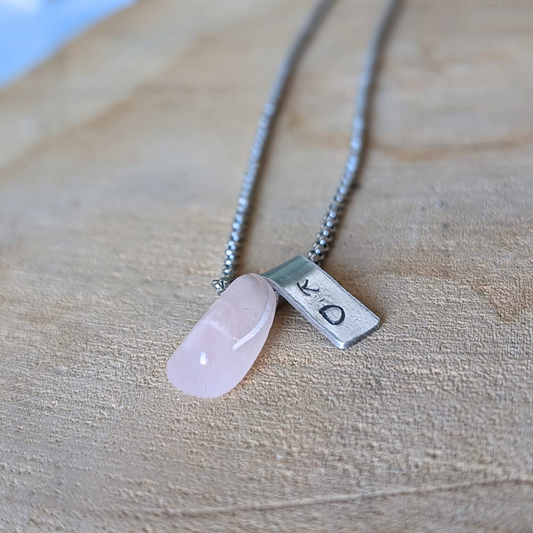 rozenkwarts ketting met initiaal